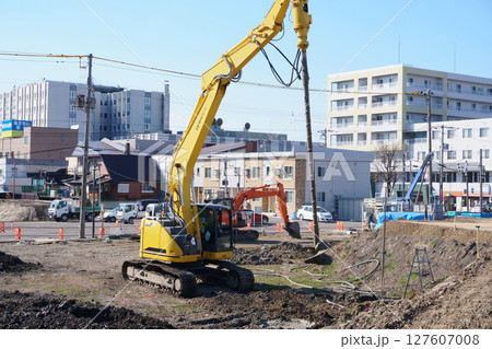 建築現場で地盤改良工事中のアースオーガ― 127607008