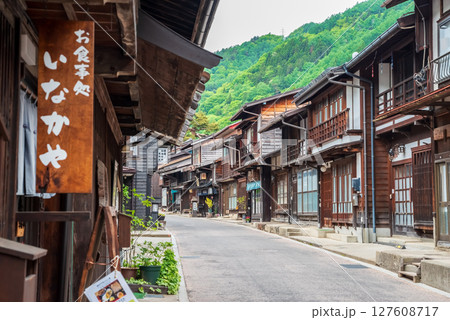 『奈良井宿 下町界隈』旧中山道 宿場町 (長野県塩尻市) 『奈良井宿 下町界隈』旧中山道 宿場町 (長野県塩尻市) 127608717