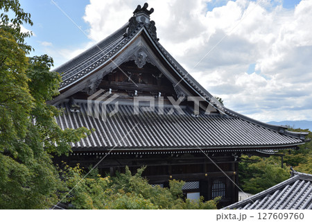 永観堂禅林寺 開山堂から見る御影堂(京都市左京区) 永観堂禅林寺 開山堂から見る御影堂(京都市左京区) 127609760
