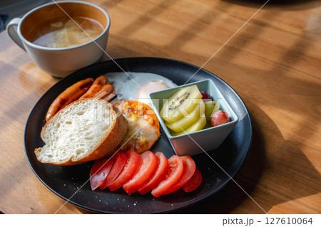 パンとフルーツの洋風朝食セット パンとフルーツの洋風朝食セット 127610064