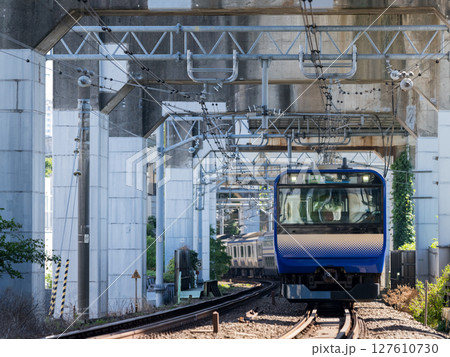 【横須賀線】高架下区間を走行する列車 【横須賀線】高架下区間を走行する列車 127610730