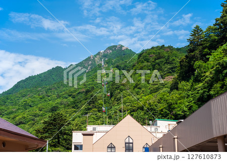 「御在所ロープウエイ」 湯の山温泉駅周辺の風景【三重県 菰野町 湯の山温泉】 「御在所ロープウエイ」 湯の山温泉駅周辺の風景【三重県 菰野町 湯の山温泉】 127610873