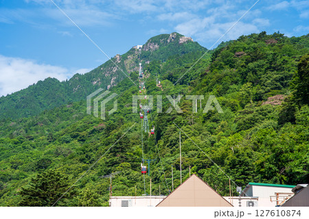 「御在所ロープウエイ」 湯の山温泉駅周辺の風景【三重県 菰野町 湯の山温泉】 「御在所ロープウエイ」 湯の山温泉駅周辺の風景【三重県 菰野町 湯の山温泉】 127610874