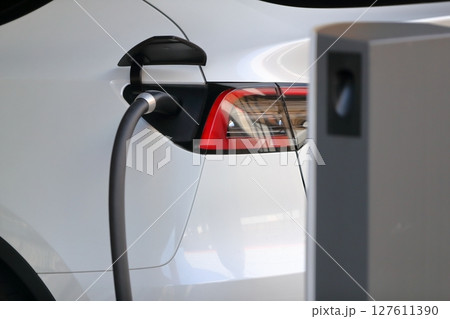 充電中の電気自動車 充電中の電気自動車 127611390