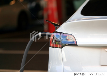 充電中の電気自動車 127611392