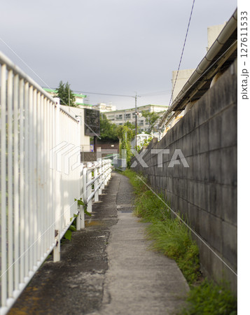 用水路沿いの狭い道 127611533