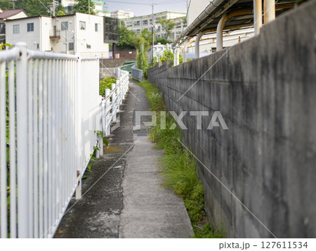 用水路沿いの狭い道 用水路沿いの狭い道 127611534