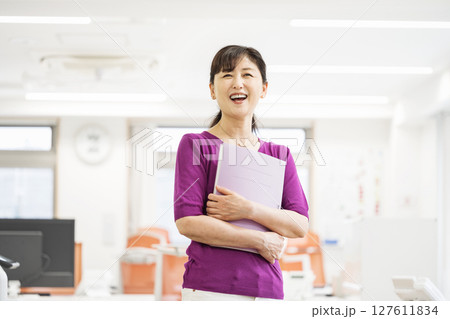 オフィスで働く50代の女性のポートレート 127611834