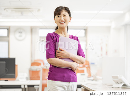 オフィスで働く50代の女性のポートレート 127611835