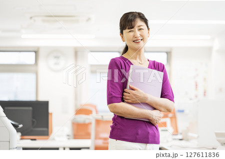 オフィスで働く50代の女性のポートレート 127611836