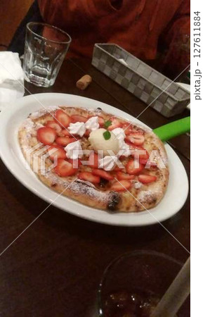 美味しそうなピザ 127611884