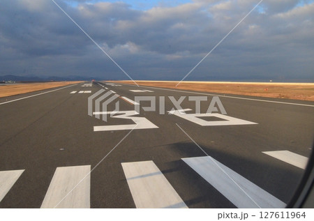 真北に向かう滑走路 127611964