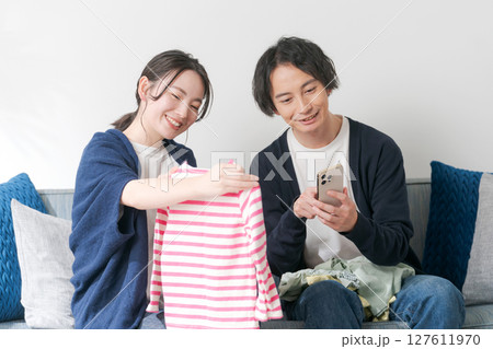 不用品を整理する夫婦 127611970