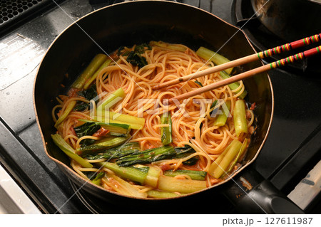 料理中のトマトパスタ 127611987