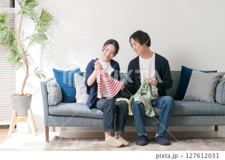 洋服を整理する夫婦 洋服を整理する夫婦 127612031