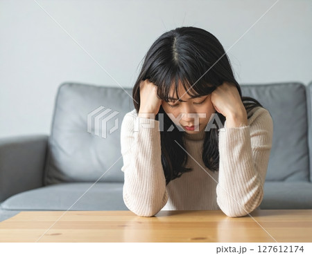 頭を抱える女性 127612174