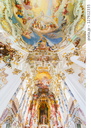 ドイツ　ヴィースの巡礼教会　天井画と祭壇 127612335