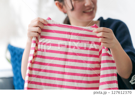 洋服を整理する女性 127612370