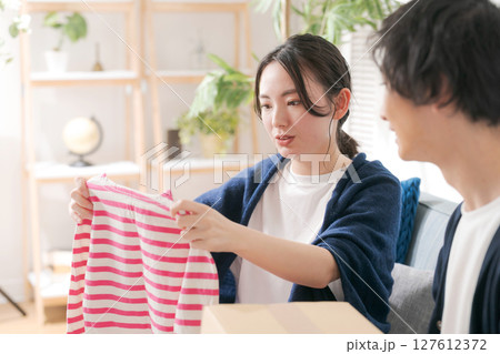 洋服を整理する夫婦 127612372