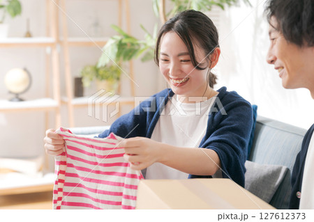 洋服を整理する夫婦 127612373