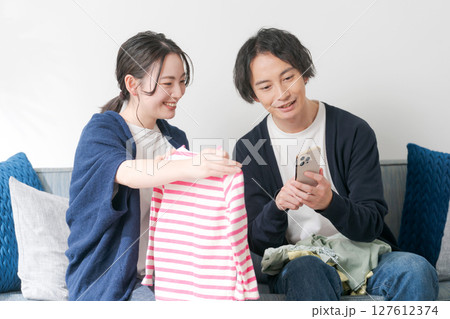 洋服を整理する夫婦 127612374