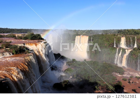 イグアスの滝　虹のかかった悪魔ののどぶえ　世界遺産　ブラジル側　ブラジル　南米 127612381