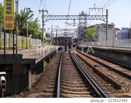 能勢電鉄妙見線絹延橋駅と電車 能勢電鉄妙見線絹延橋駅と電車 127612395