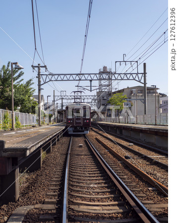 能勢電鉄妙見線絹延橋駅と電車 127612396