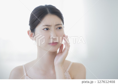 スキンケアをする若い女性 127612408