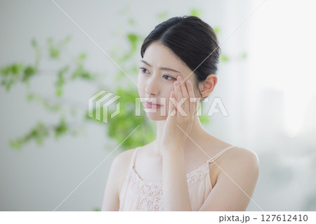 スキンケアをする若い女性 スキンケアをする若い女性 127612410