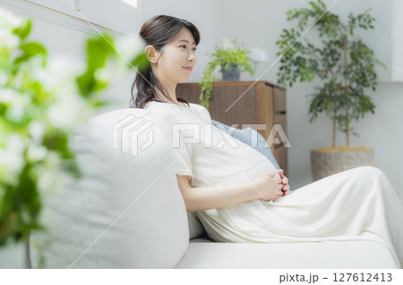 リビングの妊婦 リビングの妊婦 127612413