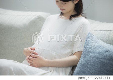 リビングの妊婦　　 127612414