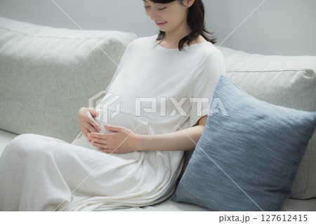 リビングの妊婦　　 127612415