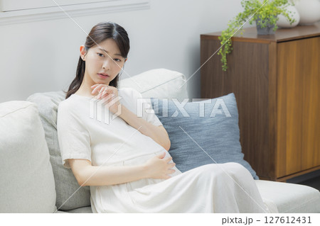 リビングの妊婦 リビングの妊婦 127612431