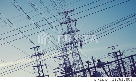 送電線と送電鉄塔 127612803