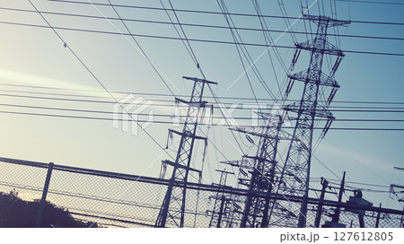 送電線と送電鉄塔 送電線と送電鉄塔 127612805