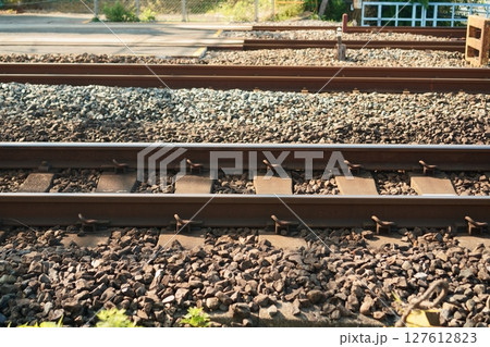 鉄道レールの側面と枕木のクローズアップ 鉄道レールの側面と枕木のクローズアップ 127612823