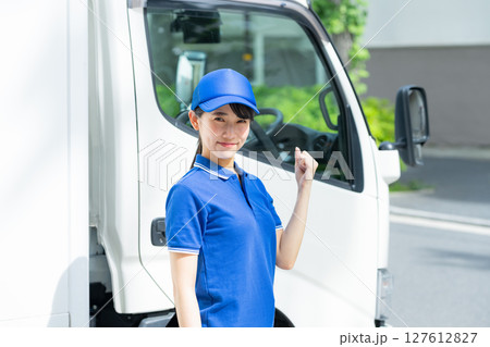 ドライバーの若い女性 ドライバーの若い女性 127612827