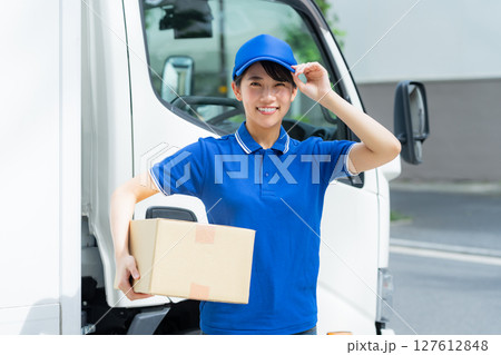 ドライバーの若い女性 ドライバーの若い女性 127612848