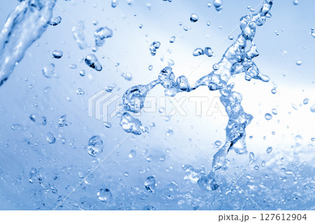 青の背景に飛び散る水飛沫. 127612904