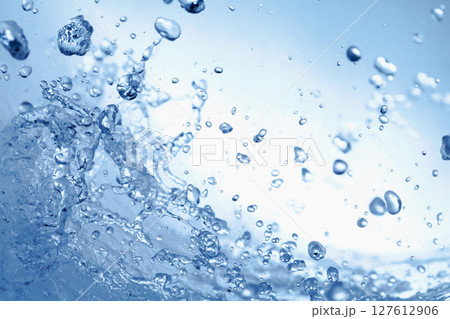 青の背景に飛び散る水飛沫. 青の背景に飛び散る水飛沫. 127612906