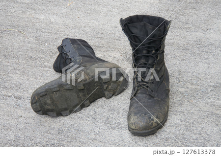 履き古したジャングルブーツ 履き古したジャングルブーツ 127613378