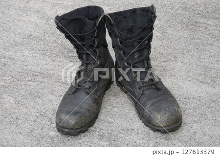 履き古したジャングルブーツ 127613379