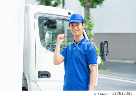 ドライバーの若い男性 127613389