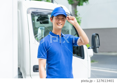 ドライバーの若い男性 ドライバーの若い男性 127613401
