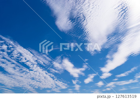 青空に流れる波状雲とうろこ雲 青空に流れる波状雲とうろこ雲 127613519