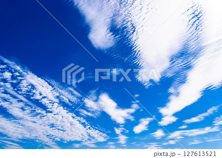 青空に流れる波状雲とうろこ雲 高彩度コントラスト 青空に流れる波状雲とうろこ雲 高彩度コントラスト 127613521