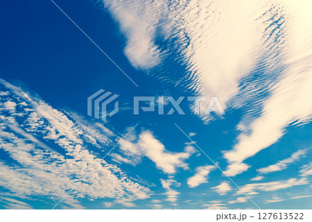 青空に流れる波状雲とうろこ雲 暖色加味 青空に流れる波状雲とうろこ雲 暖色加味 127613522
