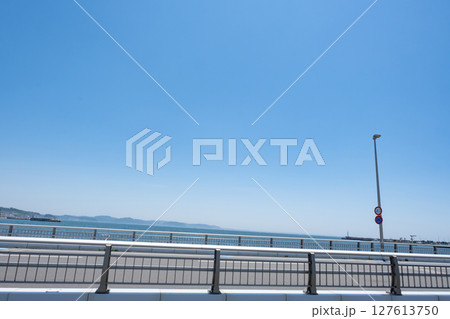 江の島大橋から片瀬東浜海水浴場方面を見た風景 127613750