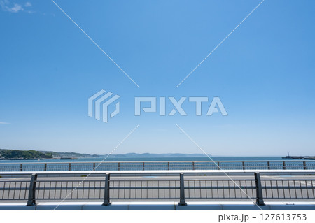 江の島大橋から片瀬東浜海水浴場方面を見た風景 127613753